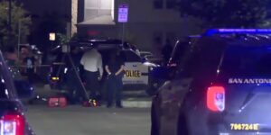 Eén dood, vier gearresteerd voor ondervraging na de schietpartij in het appartementencomplex East Side, zegt de politie