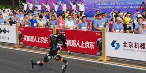 Een mensachtige robot sprint voorbij het menselijke wereldrecord op de halve marathon in de race in Peking