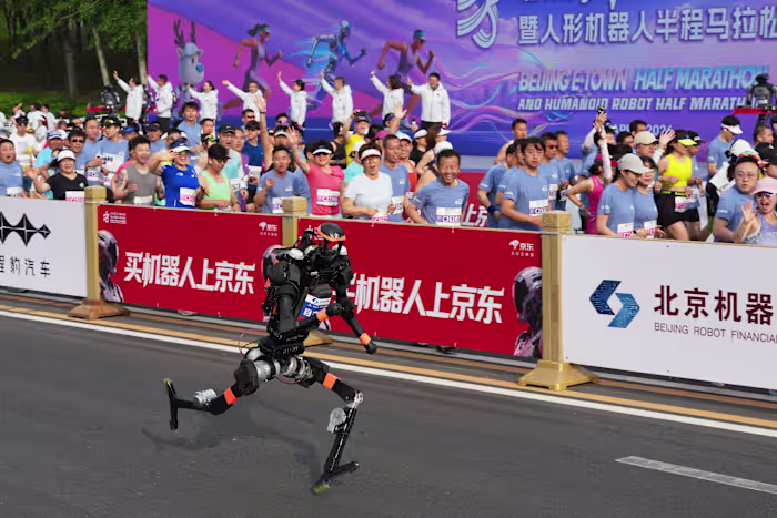 Een mensachtige robot sprint voorbij het menselijke wereldrecord op de halve marathon in de race in Peking