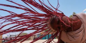 Een zonovergoten dorp in Senegal barst van kleur los tijdens een van Afrika’s grootste dansfestivals
