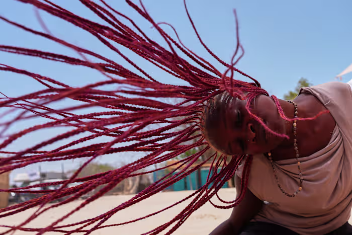 Een zonovergoten dorp in Senegal barst van kleur los tijdens een van Afrika's grootste dansfestivals