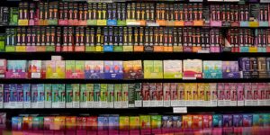 FDA-personeel is verblind door de maatregel die meer e-sigaretten en nicotinezakjes op de Amerikaanse markt toestaat