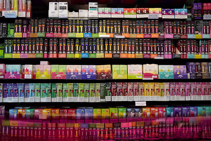 FDA-personeel is verblind door de maatregel die meer e-sigaretten en nicotinezakjes op de Amerikaanse markt toestaat