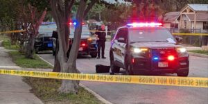 Familielid steekt man meerdere keren neer met keukenmes aan Northwest Side, zegt SAPD