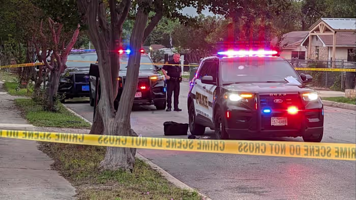 Familielid steekt man meerdere keren neer met keukenmes aan Northwest Side, zegt SAPD