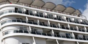 Frankrijk laat asymptomatische passagiers toe van een nieuw cruiseschip dat is getroffen door een uitbraak van een maagvirus