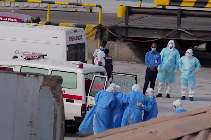 Gezondheidsfunctionarissen volgen tientallen mensen die het door het hantavirus getroffen schip hebben verlaten na het eerste dodelijke ongeval