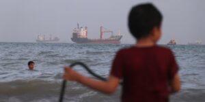 Het Amerikaanse leger zegt dat het Iraanse aanvallen op drie marineschepen in de Straat van Hormuz heeft onderschept