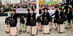 Het Noord-Koreaanse damesvoetbalteam arriveert in Zuid-Korea voor een regionaal toernooi