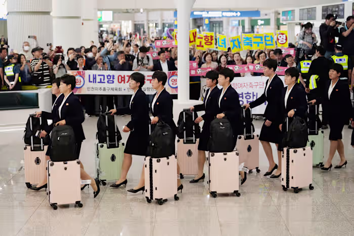 Het Noord-Koreaanse damesvoetbalteam arriveert in Zuid-Korea voor een regionaal toernooi