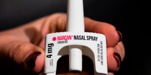 Het aantal sterfgevallen door overdoses in de VS is in 2025 opnieuw gedaald, maar sommigen maken zich zorgen over veranderingen in het beleid en het geneesmiddelenaanbod