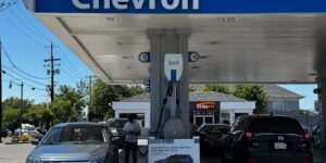 Het kantoor van Newsom waarschuwt Californiërs om Chevron dit vakantieweekend te vermijden, daarbij verwijzend naar de hoge benzineprijzen