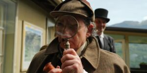 Het spel is begonnen terwijl rechercheurs in een leunstoel Sherlock Holmes Day vieren