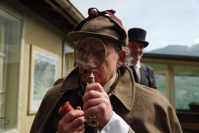 Het spel is begonnen terwijl rechercheurs in een leunstoel Sherlock Holmes Day vieren