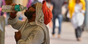 Hittegolf zorgt ervoor dat wegen en markten in Noord-India leeg raken, omdat sommige boeren nachtwerk gaan doen