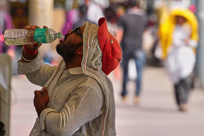 Hittegolf zorgt ervoor dat wegen en markten in Noord-India leeg raken, omdat sommige boeren nachtwerk gaan doen
