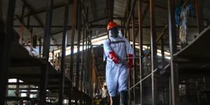 In Oost-Congo wordt een tweede Ebola-behandelingscentrum in brand gestoken, waarbij 18 vermoedelijke gevallen op de vlucht slaan