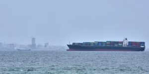 Iran sluit de Straat van Hormuz volledig af vanwege de Amerikaanse blokkade en vuurt op schepen