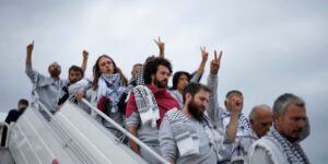 Israël deporteert honderden Gaza-flottielje-activisten na internationaal verzet