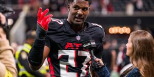 James Pearce Jr. van Falcons stemt ermee in deel te nemen aan het pretrial-interventieprogramma om drie aanklachten wegens misdrijven op te lossen