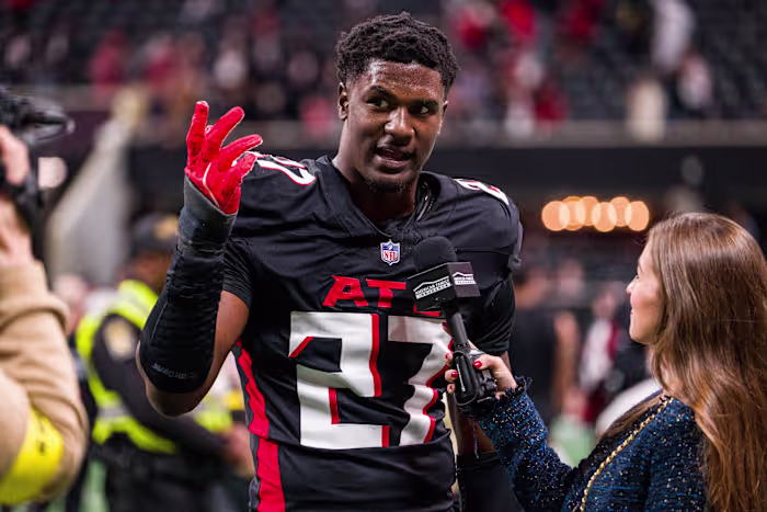 James Pearce Jr. van Falcons stemt ermee in deel te nemen aan het pretrial-interventieprogramma om drie aanklachten wegens misdrijven op te lossen