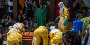 Jonge mannen bestormen een ziekenhuis in Congo waar ze ebolapatiënten behandelen, om de lichamen van hun verwanten op te eisen
