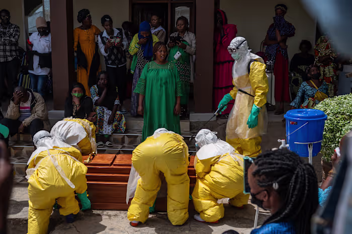 Jonge mannen bestormen een ziekenhuis in Congo waar ze ebolapatiënten behandelen, om de lichamen van hun verwanten op te eisen