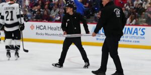 Kings interim-coach DJ Smith getroffen door gebroken glas terwijl paneel achter LA-bank breekt in Game 2