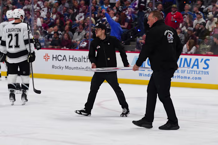 Kings interim-coach DJ Smith getroffen door gebroken glas terwijl paneel achter LA-bank breekt in Game 2