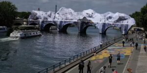 Kunstenaar JR, de ‘Franse Banksy’, creëert een ‘grot’-installatie boven de oudste brug van Parijs