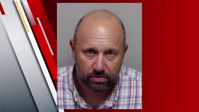 LEE High School-leraar gearresteerd, beschuldigd van ongepaste relatie met leerling, zegt school