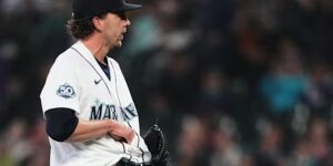Line drive komt vast te zitten in de trui van Mariners-werper Logan Gilbert