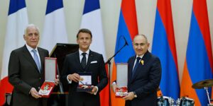 Macron zingt klassieke ballades tijdens een staatsdiner in Armenië voor de Franse leider