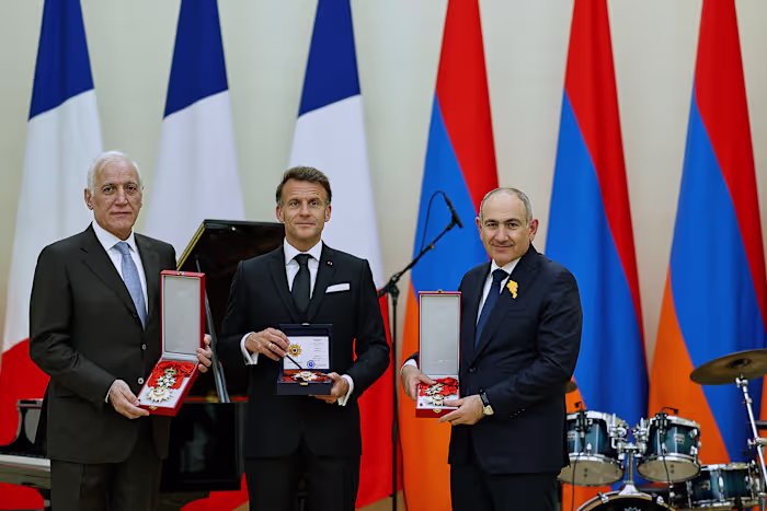 Macron zingt klassieke ballades tijdens een staatsdiner in Armenië voor de Franse leider