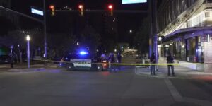 Man, 31, meerdere keren gestoken nabij het stadhuis, zegt SAPD