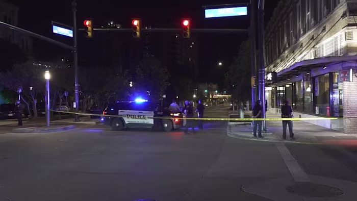 Man, 31, meerdere keren gestoken nabij het stadhuis, zegt SAPD