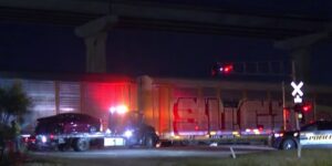 Man ontsnapt aan treinbotsing aan de noordoostzijde; later gearresteerd op verdenking van DWI, zeggen de autoriteiten