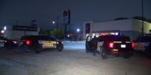 Man opgenomen in ziekenhuis na drive-by shooting aan North Side, zegt SAPD