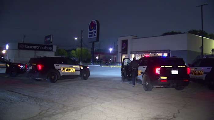 Man opgenomen in ziekenhuis na drive-by shooting aan North Side, zegt SAPD