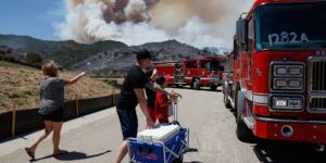 Meer dan 17.000 mensen hebben evacuatiebevelen gekregen omdat bosbranden in Zuid-Californië huizen bedreigen