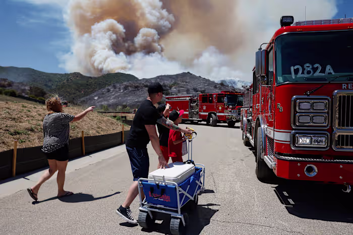 Meer dan 17.000 mensen hebben evacuatiebevelen gekregen omdat bosbranden in Zuid-Californië huizen bedreigen