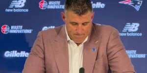 Mike Vrabel zegt dat hij de verantwoordelijkheid op zich neemt voor afleiding, maar gaat niet in op details