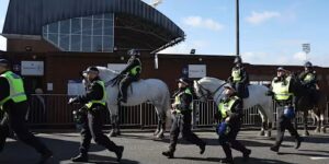 Millwall dampt nadat het antiracismeboekje het logo van de club op een Ku Klux Klan-gewaad toont