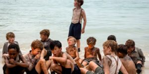 Netflix’s ‘Lord of the Flies’ is een aangrijpende afdaling in horror. De cast had een bal
