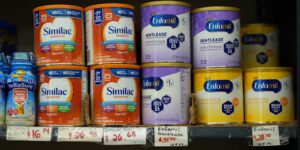 Nieuwe FDA-analyse zegt dat het aanbod van Amerikaanse zuigelingenvoeding veilig is na testen op mogelijke verontreinigingen