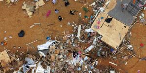 Overlevenden van de tornado’s in Mississippi kropen onder meubels en hielden hun kinderen vast