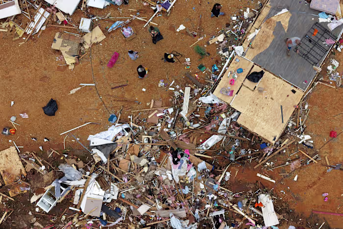 Overlevenden van de tornado's in Mississippi kropen onder meubels en hielden hun kinderen vast
