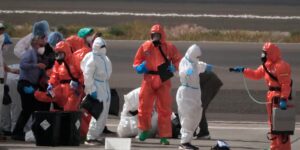 Passagiers van door een virus getroffen cruiseschip vliegen naar hun thuisland voor monitoring