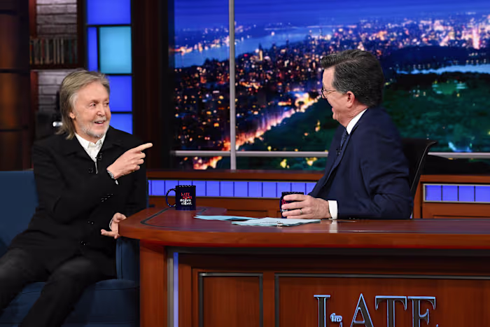 Paul McCartney helpt Stephen Colbert afscheid te nemen van 'The Late Show' in ambitieuze slotshow