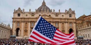 Paus Leo XIV zocht in zijn eerste jaar een pastorale rol, maar het verbale sparren met Trump kwam tussenbeide